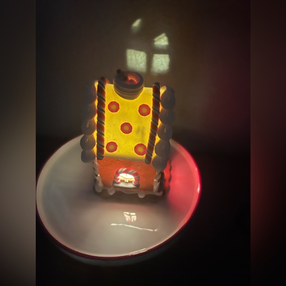 Small Light Up Gingerbread House - Picture 5 of 6